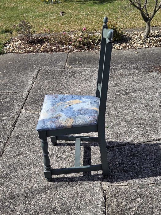 Cadeira de madeira pintada (verde petróleo) com assento estofado