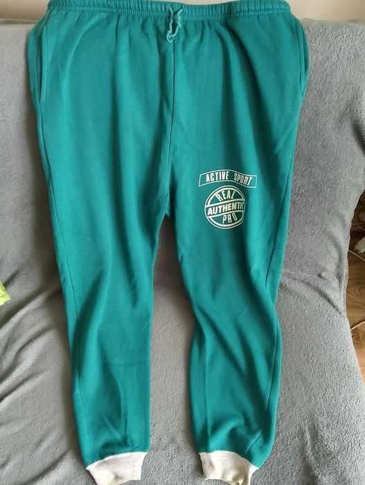 Zestaw ubrań damskich.