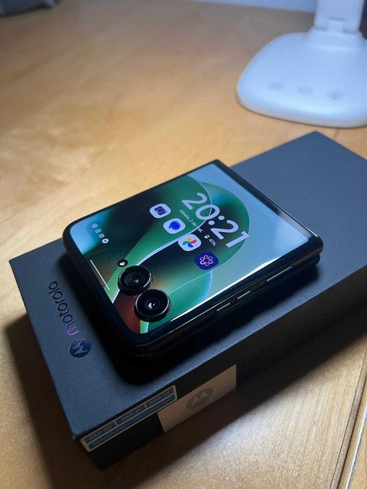 Motorola Razr 60 Ultra 16/512GB Como Novo