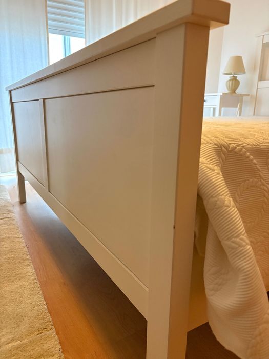 Cama Hemnes com estrado, colchão e sobre colchão