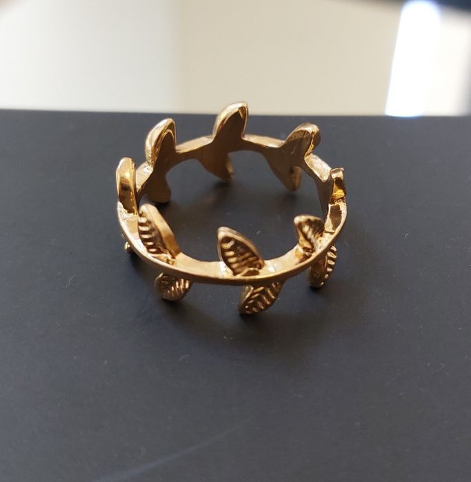 Damski pierścionek w kolorze złota z listkami