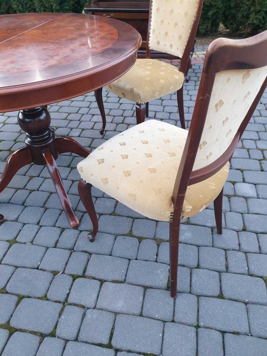 Stół + 4 krzesła + biblioteczka witryna z drzewa orzechowego
