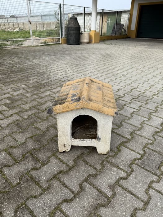 Diversas casotas para cao em pedra