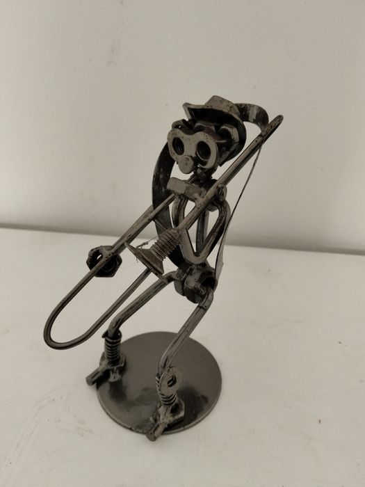 Moto, músico e futebolista, estatuetas em metal