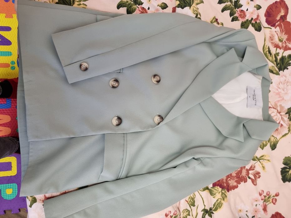 Жіночий брючний костюм