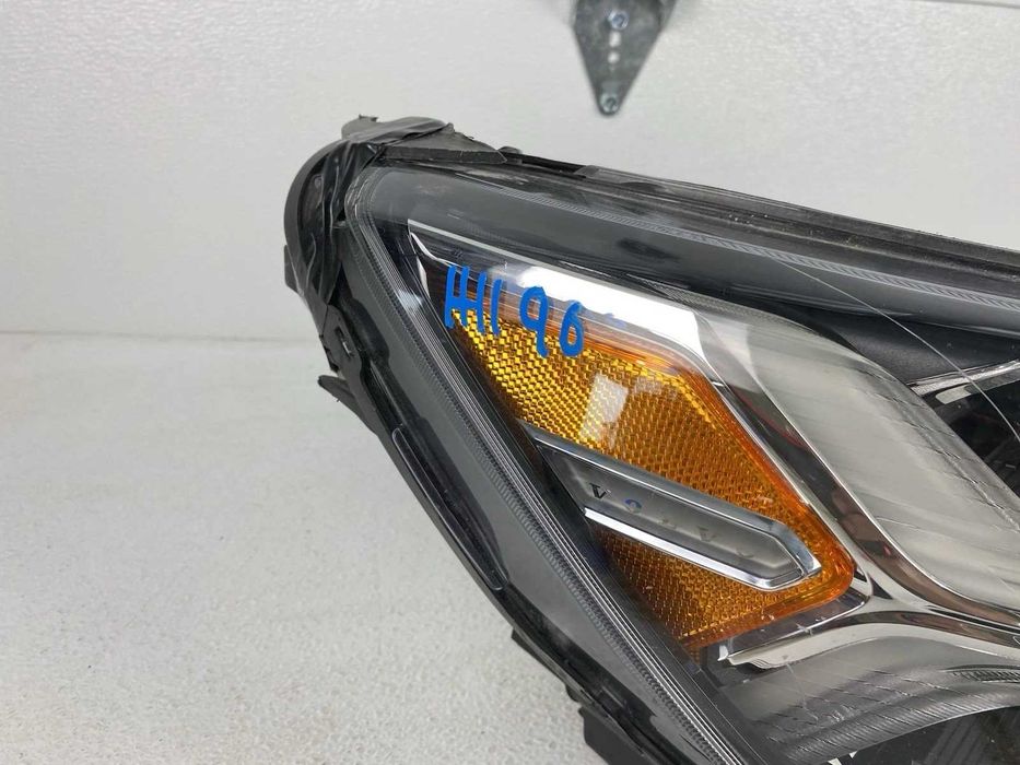 Права фара Volvo XC-40 2019-2022 USA Mid Led