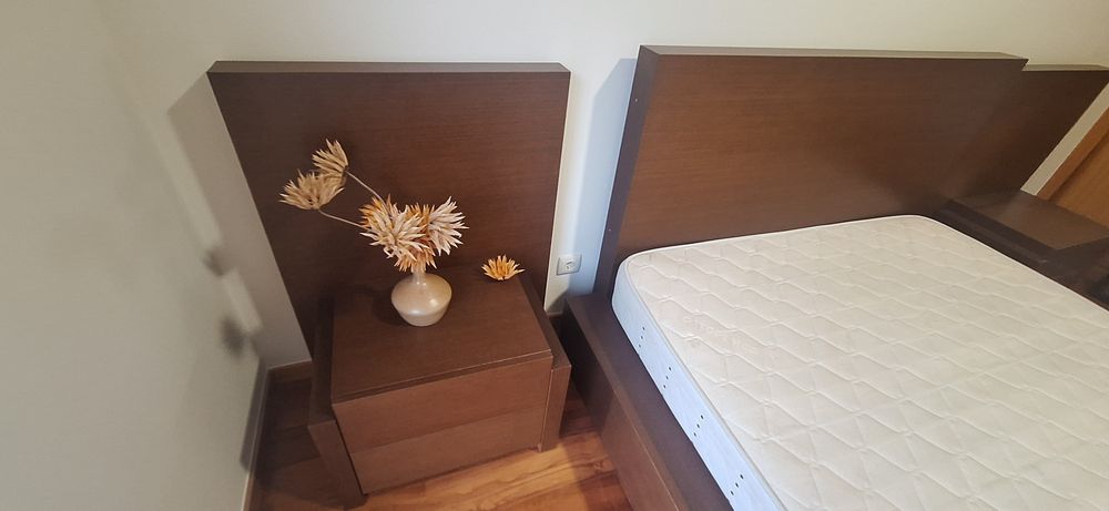 Cama de casal com mesinha de cabeceira