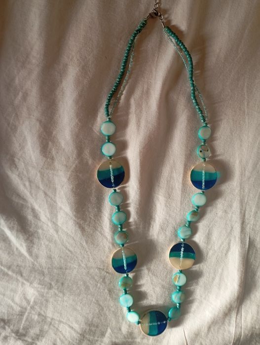 Colar em tons de azul