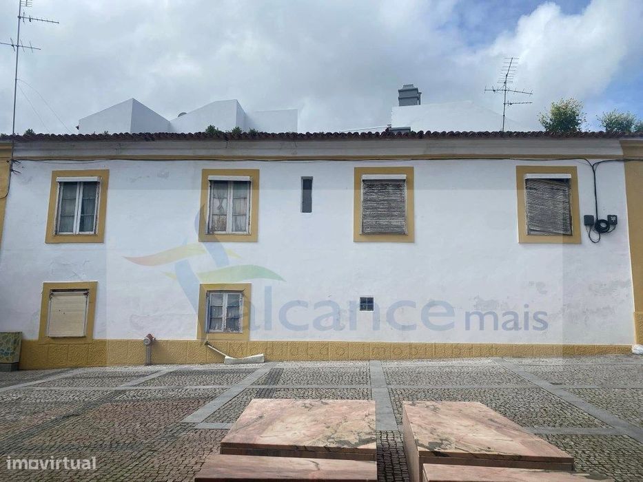 Moradia Ampla por recuperar - localização central na cidade de Beja — Beja (Santiago Maior E São João Baptista), Beja