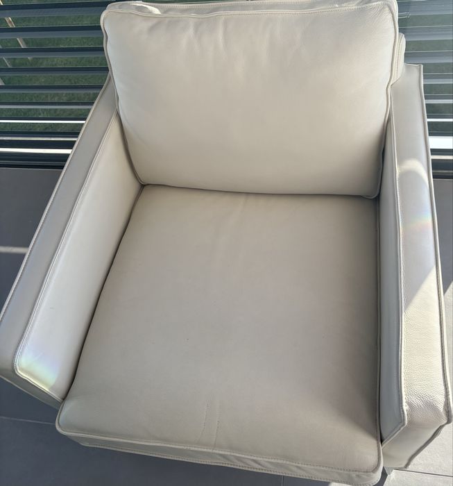 Cadeirão em pele genuina branco com base em  metal