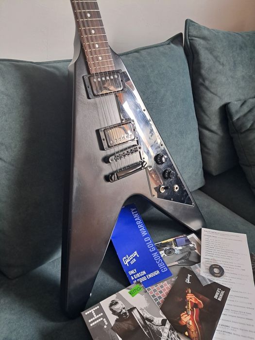 Gibson Flying V Satin Black na EMG + papiery + pokrowiec