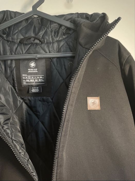 Blusao preto com capuz   DC