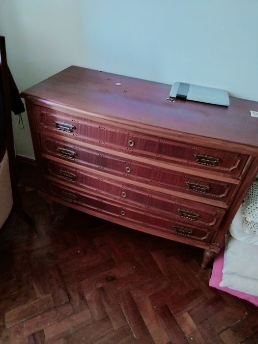 Cama com comida e mesa de cabeceira