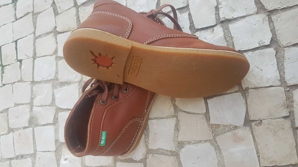 Botas rapaz Kickers como novas