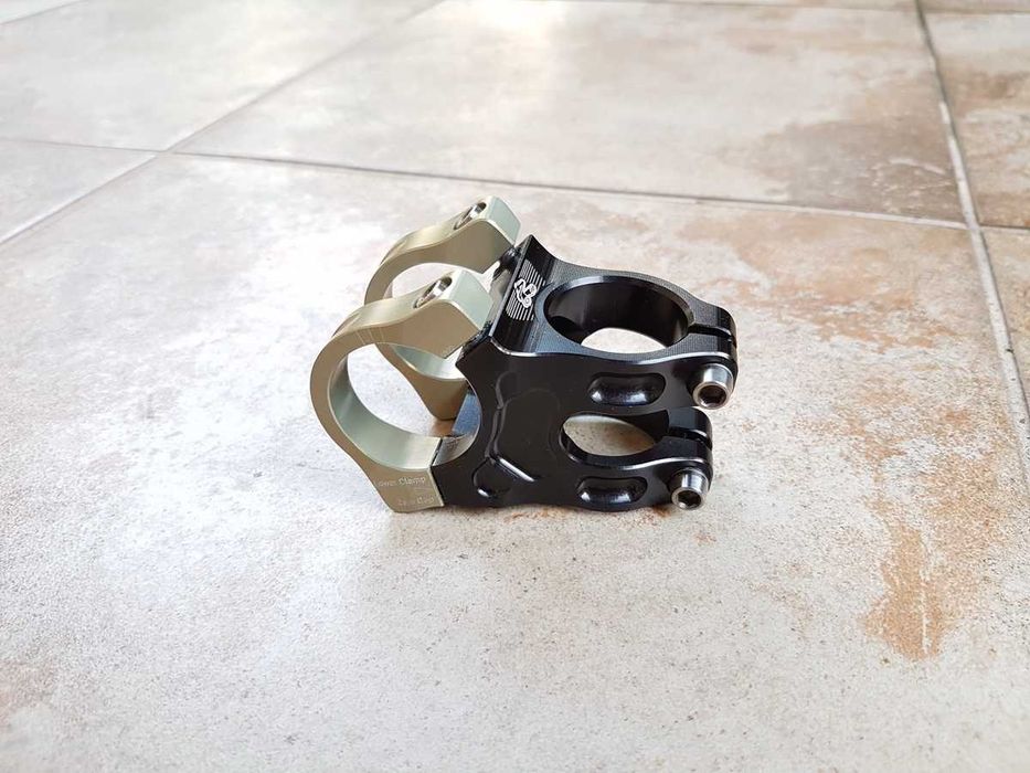 mostek RENTHAL Apex, 31,8mm, 40mm, Gold/Black