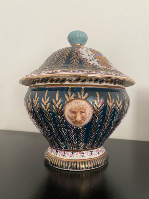 Prato decorativo em porcelana+Peça com tampa+Bule em cêramica decorati