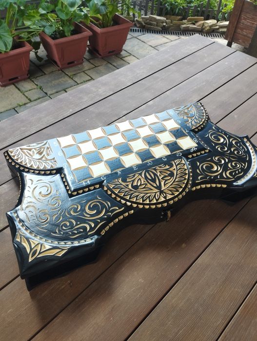 Шахи - нарди - шашки різьблені, ручної роботи.