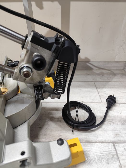 Вживане  DeWalt DW777 торцювальна пила Деволт оригінал