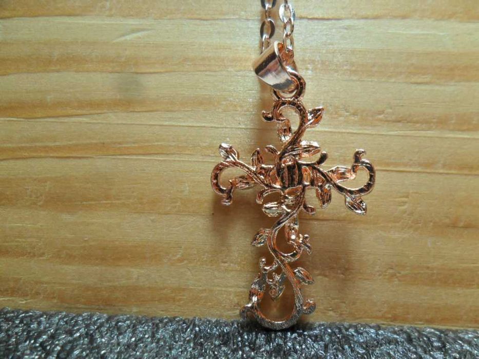 Цепочка с витым крестиком.
