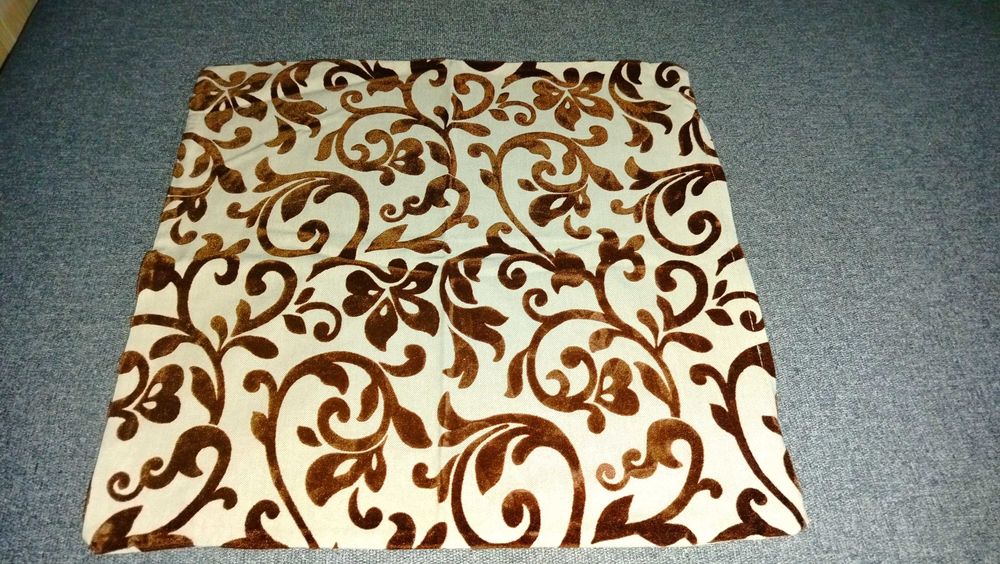 Dekoracyjne poszewki na poduszki brązowe kwiaty 2 szt 43 x 43