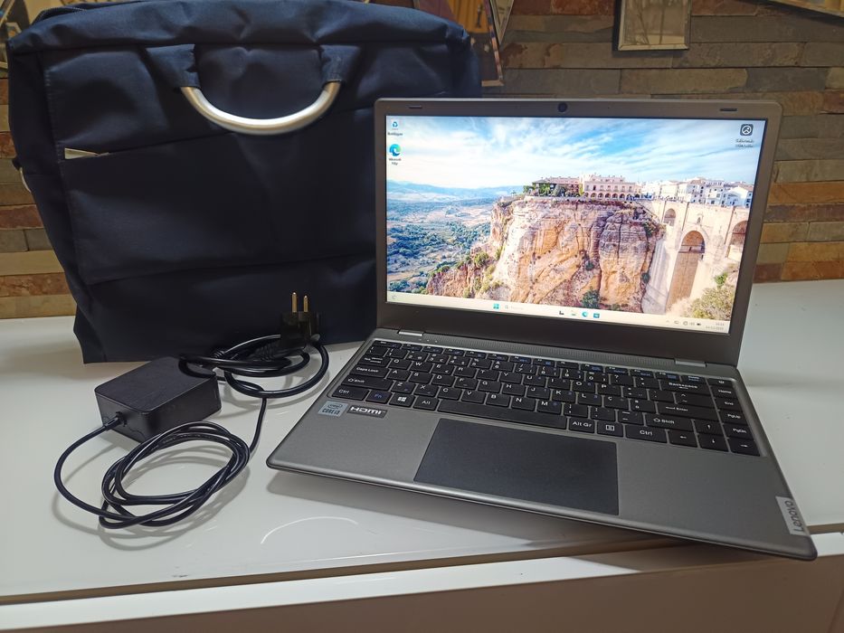 Portátil Lenovo / i3 10ªgen / 256 GB M.2 / 8Gb RAM + Mala de portátil