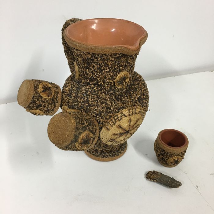 Jarra e 3 copos em barro revestido a cortica