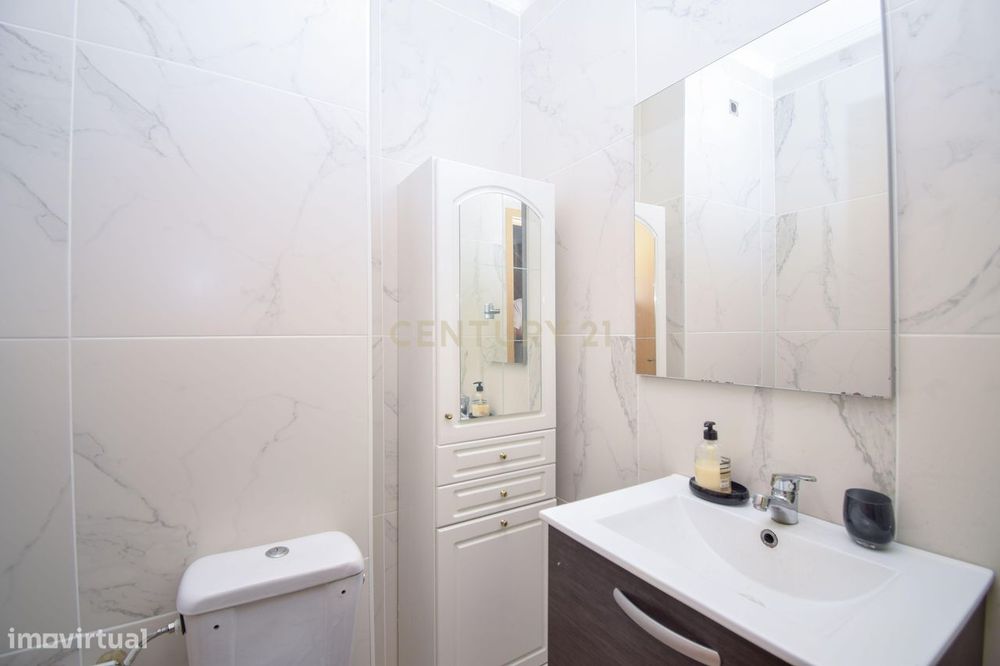 T3 Duplex 116m no Carregado em urbanização tranquila com acesso direto