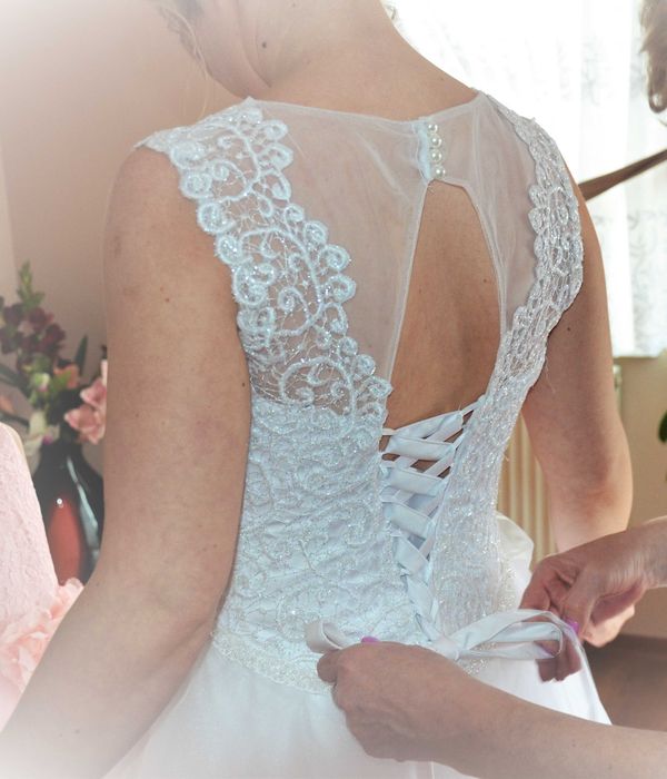 Suknia ślubna biała z gorsetem i welonem