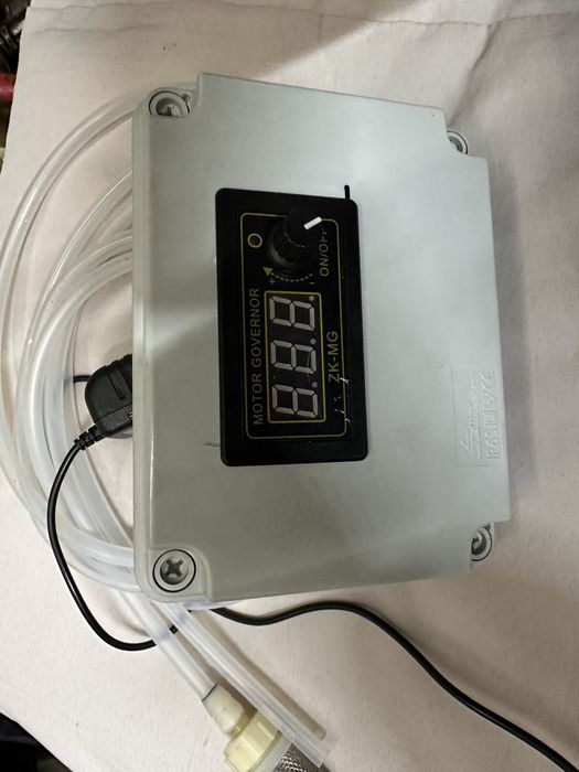 Dozownik, podajnik oleju, pompka (wody, oleju, chlodziwa i innych)