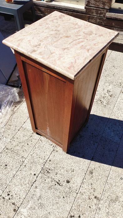 Mesinha de cabeceira antiga