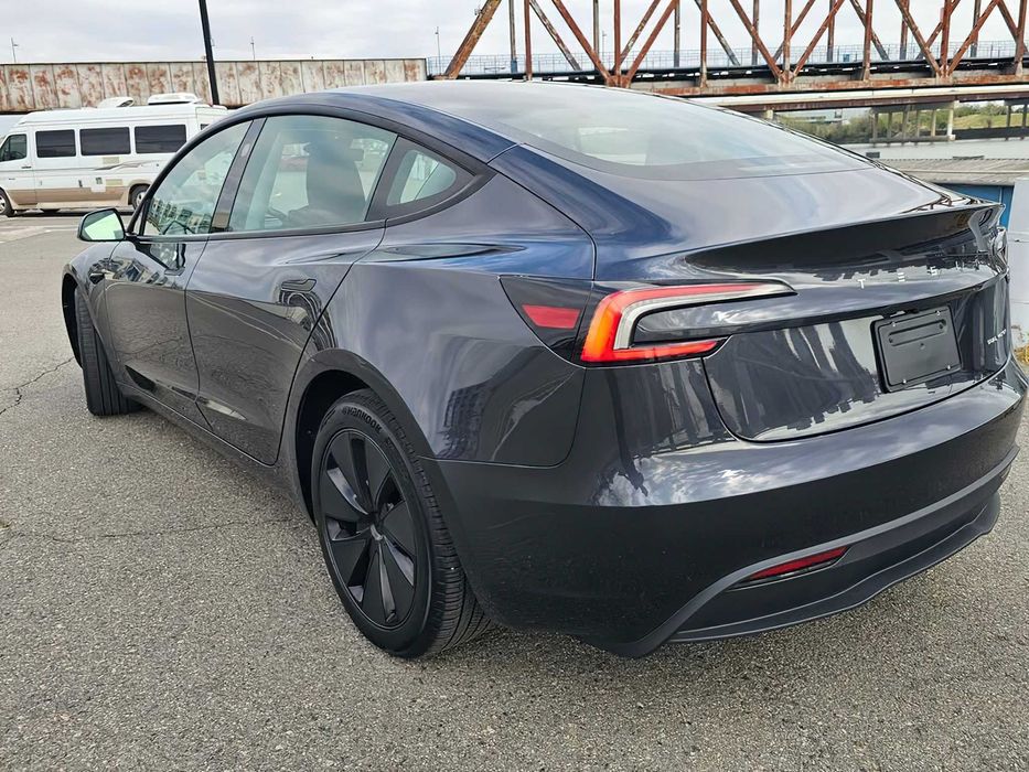 Tesla Model 3 Long Range      2025