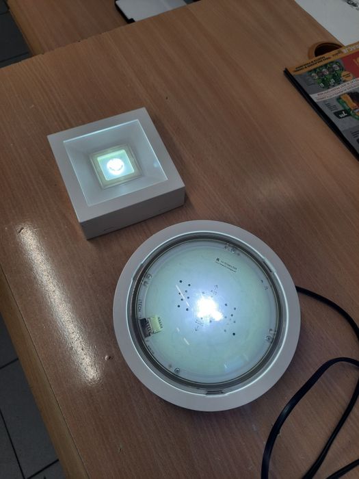 Lampa awaryjna oświetlenie ewakuacyjne.