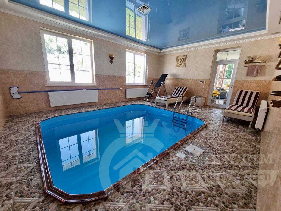 Елітний будинок з власним озером і басейном Козин  . Без комісії