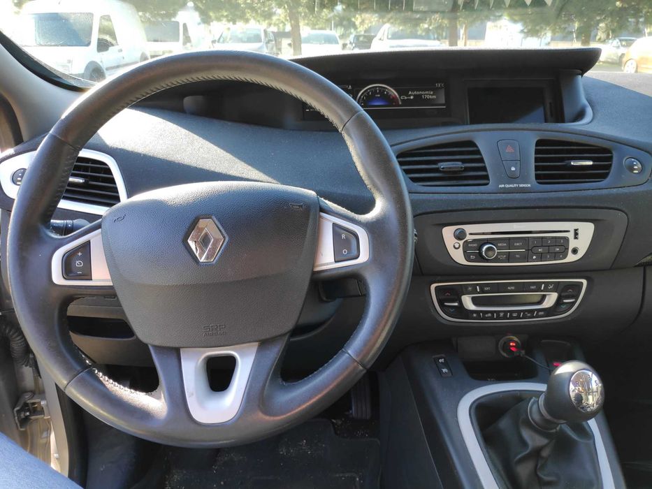 RENAULT SCENIC – Este monovolume de 2012 destaca-se pela sua versatilidade e conforto.