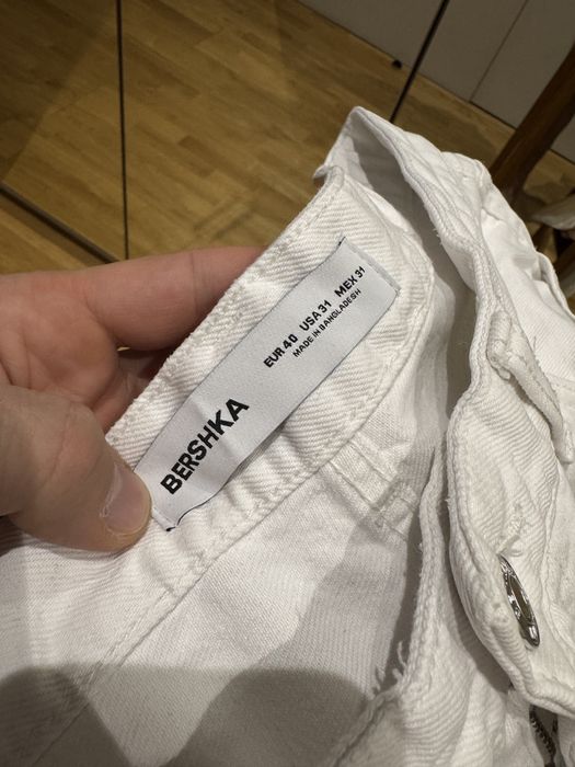 Білі джинси Bershka