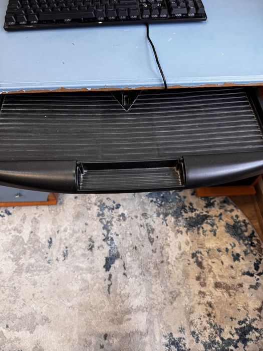 Стіл компʼютерний