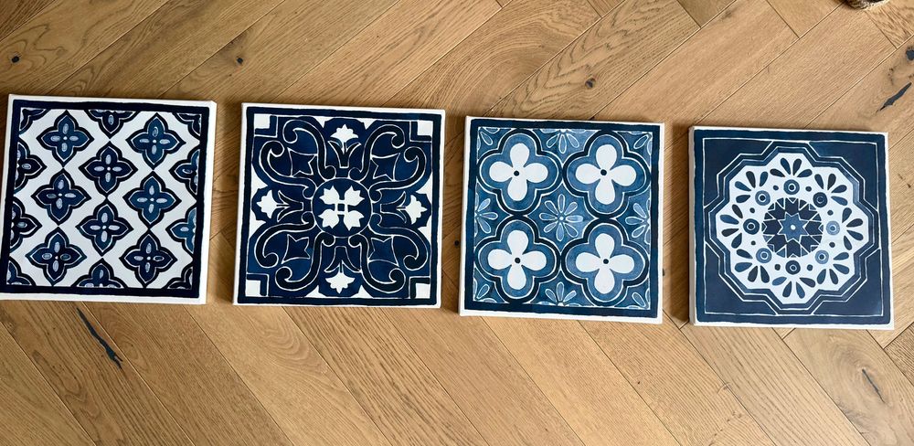 cztery ozdobne płótna w stylu Azulejos. Wymiary 30x30 cm .