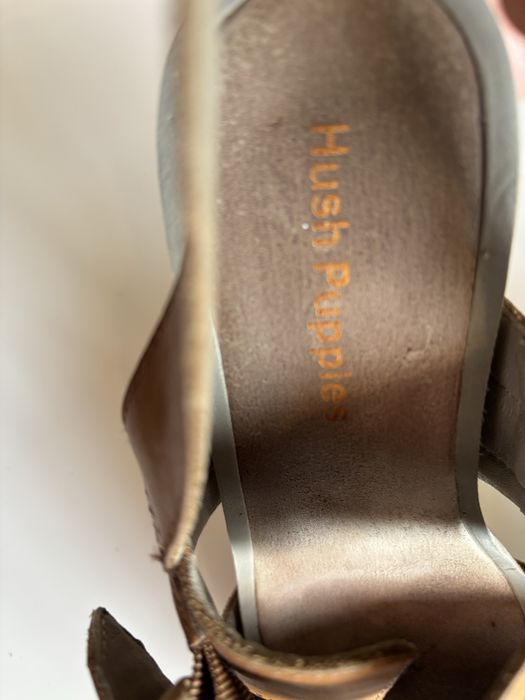Sandálias Hush Puppies beijes em pele