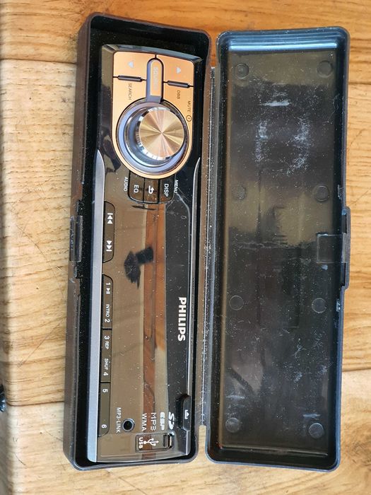 Переднюю панель автомагнитолы Philips CEM220 в отличном состоянии.