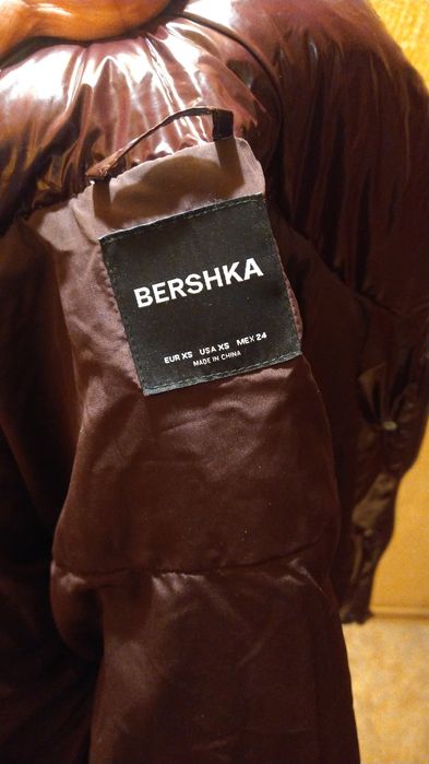 Лакова куртка Bershka марсала
