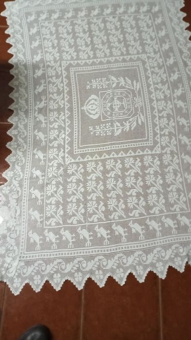 Toalha de mesa, em linha número 60, tens mais de 50 anos.
