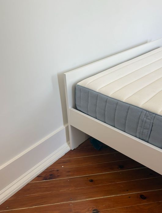 Cama incluída com colchão.