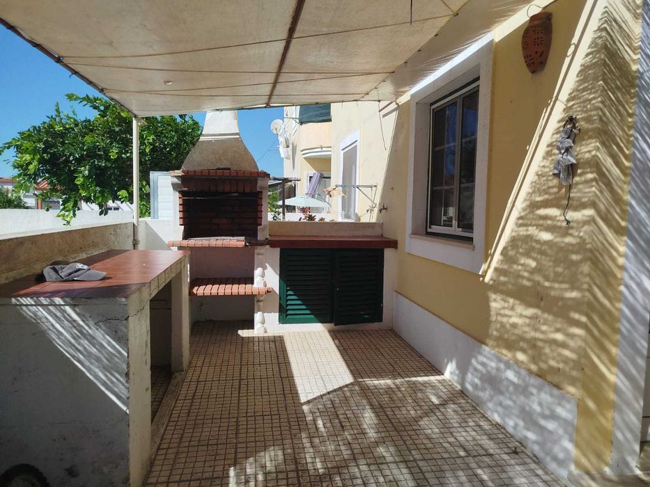 Aluga-se t2 com mobília