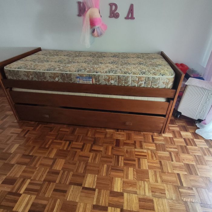 Cama de solteiro em madeira maciça com cama auxiliar + 2 colchões
