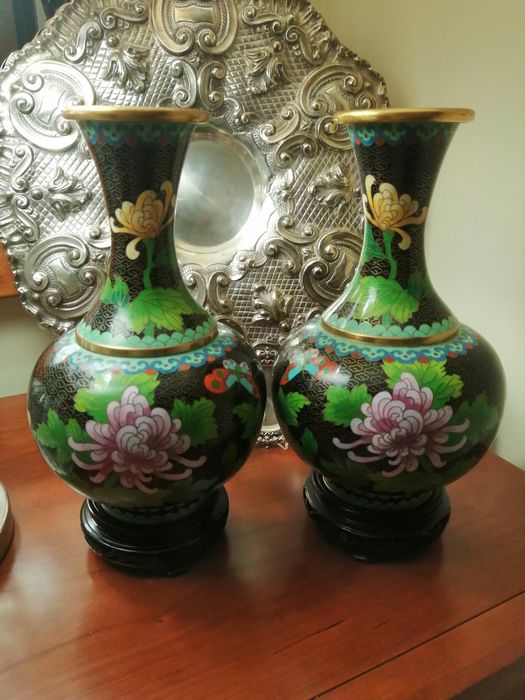 Par jarras semelhantes em cloisonné
