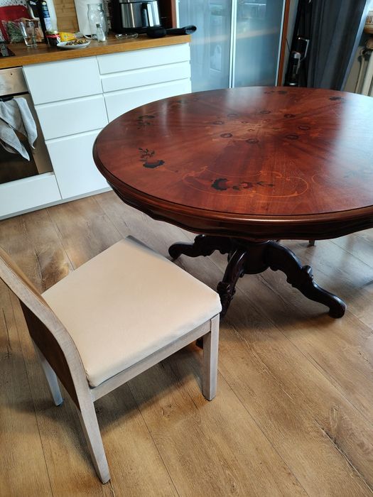 Stół okrągły drewniany rzeźbiony