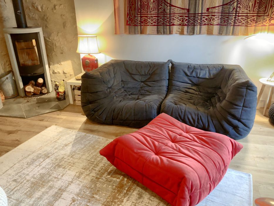 Cadeirões Togo cinza + pouf vermelho
