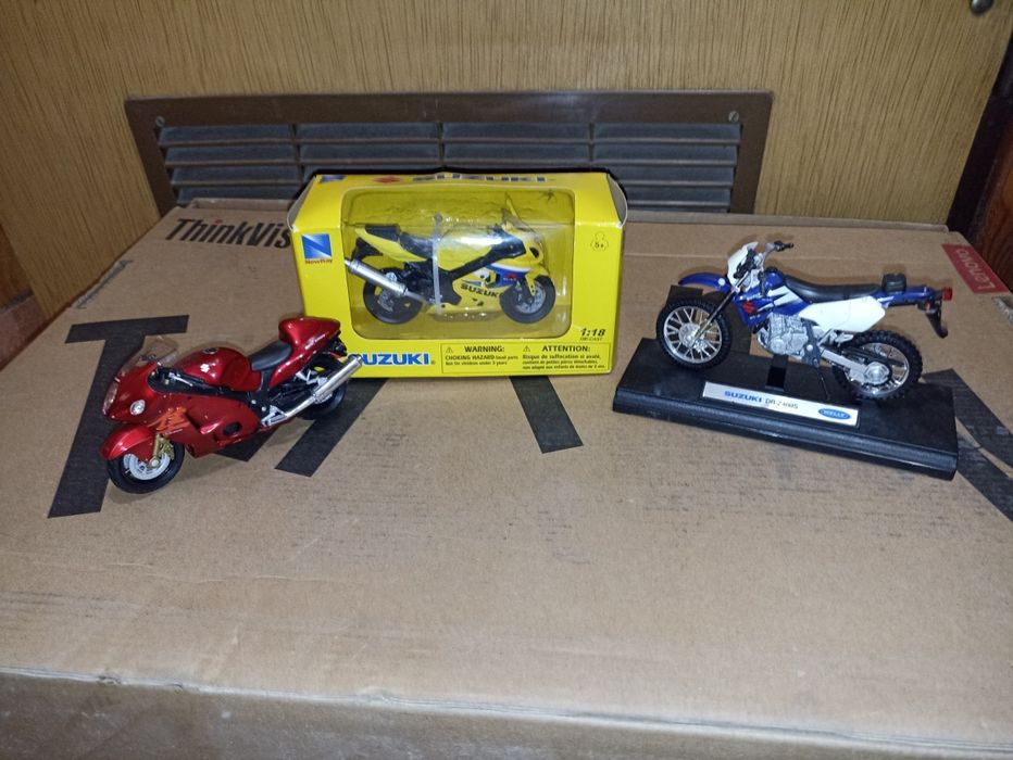 Trzy Modele motocykli marki Suzuki 1:18