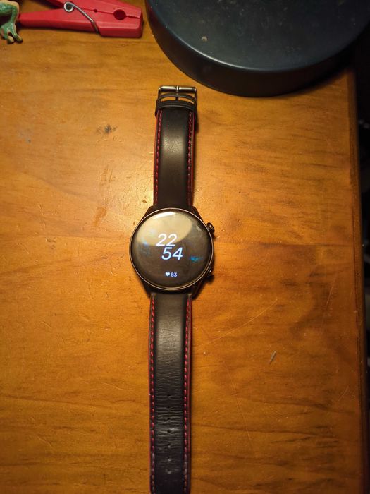 Smartwatch com bracelete em pele