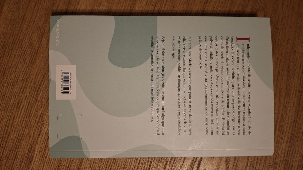 Livro "A arte de viver sozinha e adorar"